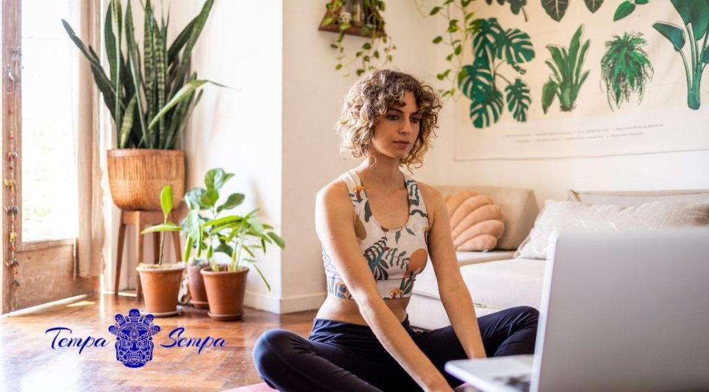 "Clase de meditación guiada en un estudio de yoga."