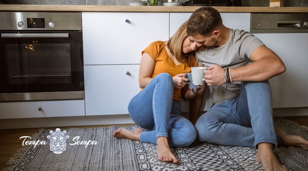 pareja siendo amable el uno con el otro