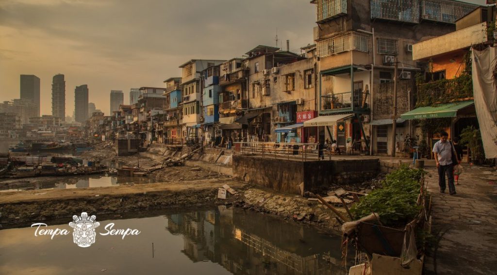barrio marginal a las afueras de la ciudad