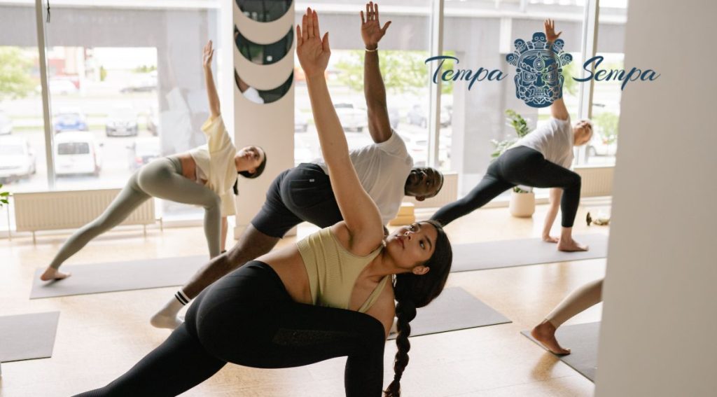 practicando yoga en una clase de grupo