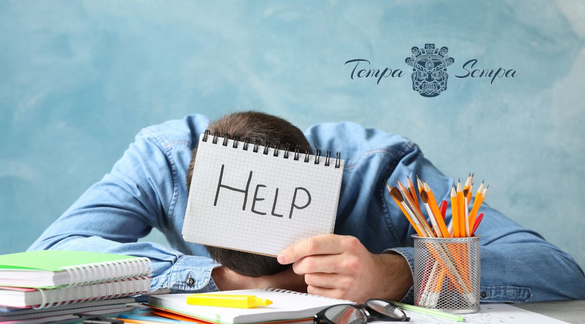 un hombre pidiendo ayuda por estrés laboral